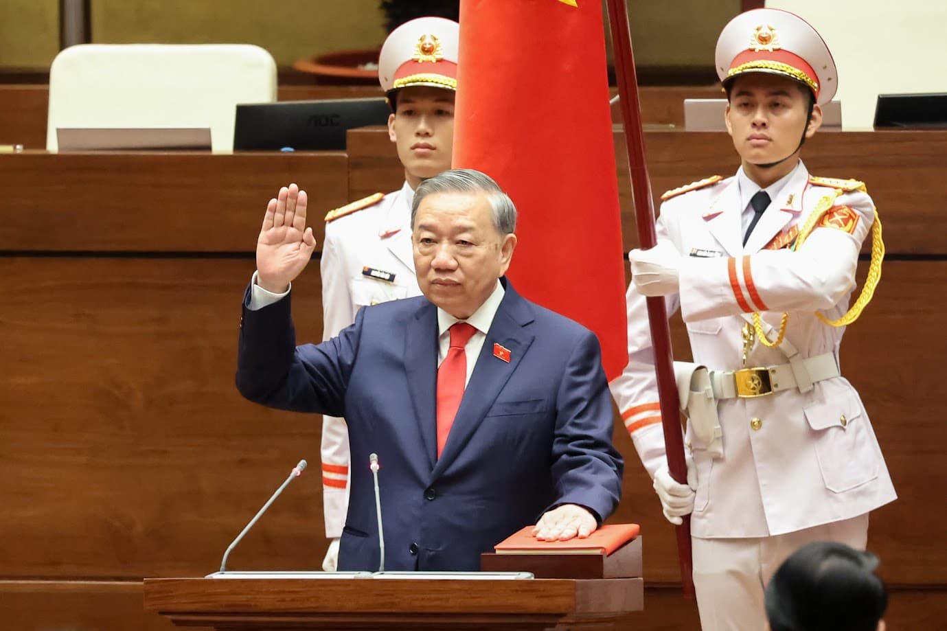 General Secretary and State President To Lam makes a public pledge of allegiance to the Constitution at the Headquarters of the National Assembly, Ha Noi, April 7, 2026. Photo: VGP