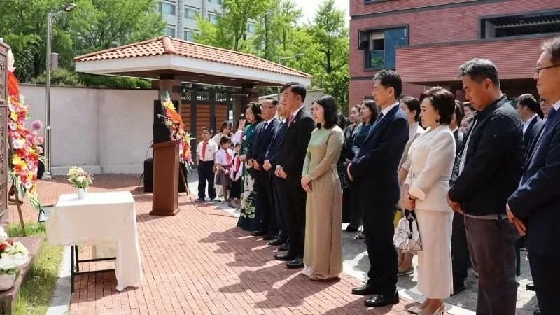 Cán bộ Đại sứ quán Việt Nam tại Hàn Quốc và các đại biểu dâng hương tưởng niệm Chủ tịch Hồ Chí Minh. (Nguồn: Đại sứ quán Việt Nam tại Hàn Quốc)