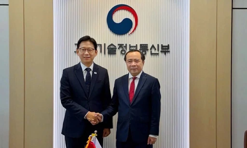Phó Thủ tướng kiêm Bộ trưởng Bộ Khoa học, Công nghệ và Thông tin và Truyền thông Hàn Quốc Hàn Quốc Bae Kyung-hoon và Bộ trưởng Khoa học và Công nghệ Vũ Hải Quân. Ảnh: Vụ HTQT.